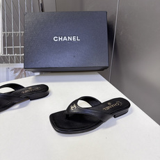 CHANEL香奈儿最新款极简风方头人字拖 超多明星网红种草 极简设计语言依靠金属双C作为视觉焦点 方正鞋头 V型夹趾绑带 CHANEL香奈儿最新款极简风方头人字拖 超多明星网红种草 极简设计语言依靠金属双C作为视觉焦点 方正鞋头 V型夹趾绑带