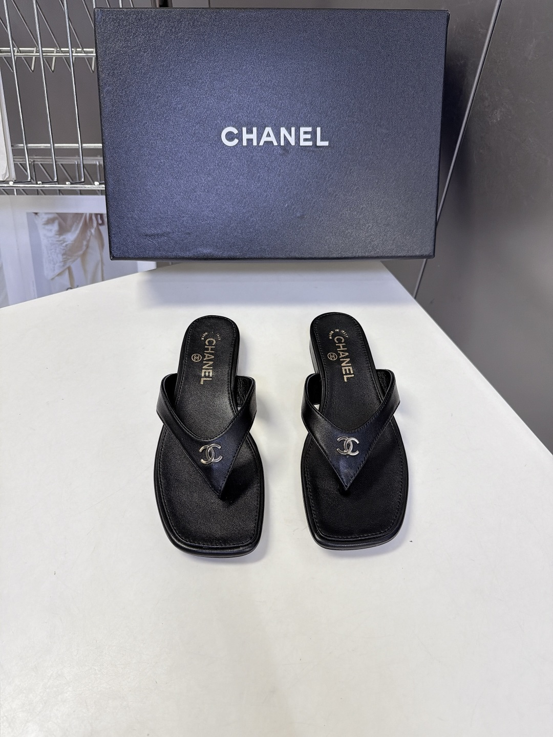 CHANEL香奈儿最新款极简风方头人字拖 超多明星网红种草 极简设计语言依靠金属双C作为视觉焦点 方正鞋头 V型夹趾绑带 CHANEL香奈儿最新款极简风方头人字拖 超多明星网红种草 极简设计语言依靠金属双C作为视觉焦点 方正鞋头 V型夹趾绑带