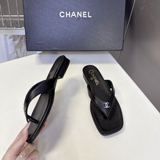 CHANEL香奈儿最新款极简风方头人字拖 超多明星网红种草 极简设计语言依靠金属双C作为视觉焦点 方正鞋头 V型夹趾绑带 CHANEL香奈儿最新款极简风方头人字拖 超多明星网红种草 极简设计语言依靠金属双C作为视觉焦点 方正鞋头 V型夹趾绑带