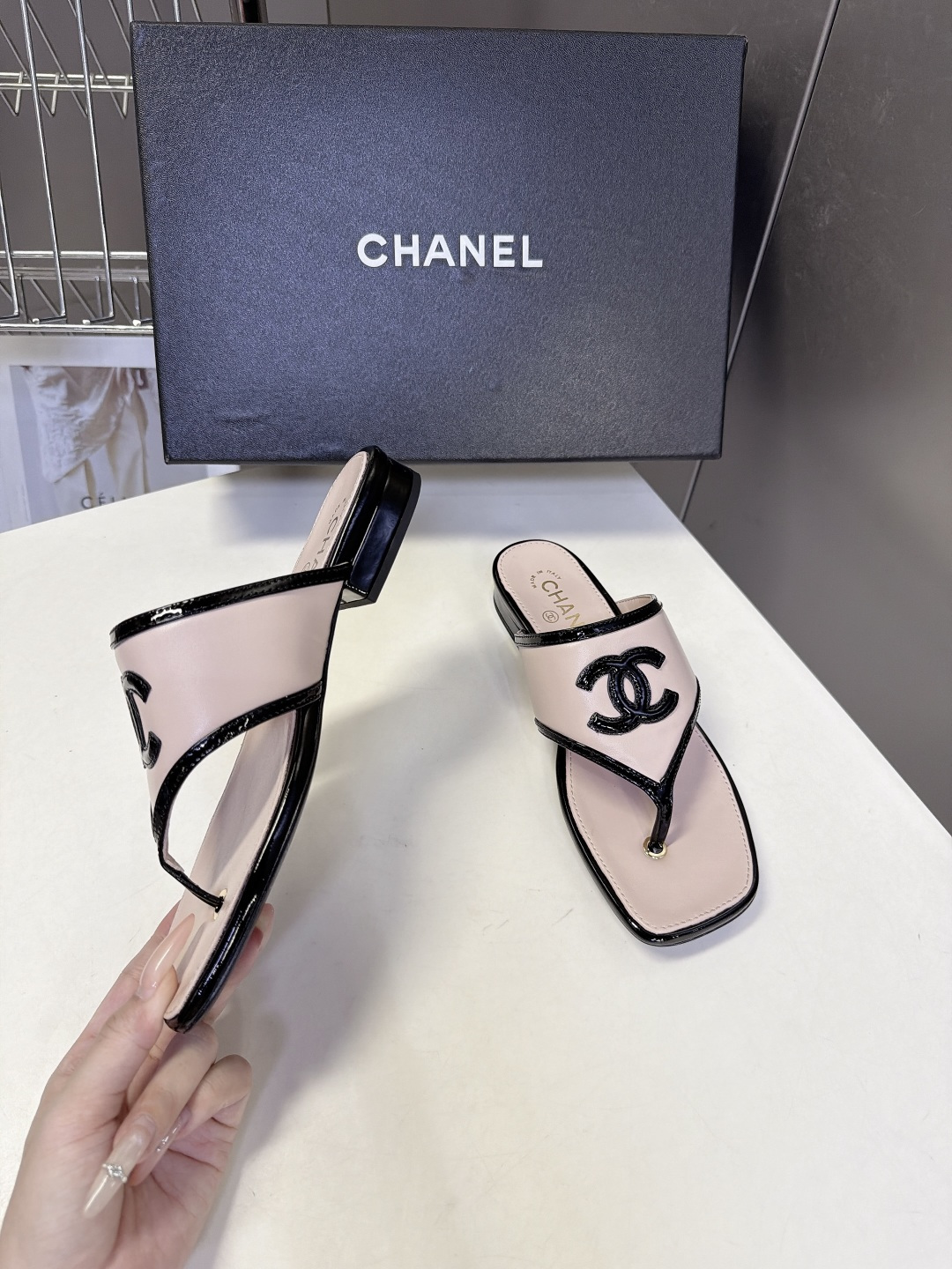 CHANEL香奈儿最新款双C方头夹脚人字拖 超多明星网红种草 鞋面立体刺绣双C标识 撞色包边设计 主体牛皮搭配亮黑漆皮轮 CHANEL香奈儿最新款双C方头夹脚人字拖 超多明星网红种草 鞋面立体刺绣双C标识 撞色包边设计 主体牛皮搭配亮黑漆皮轮