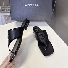 CHANEL香奈儿最新款双C方头夹脚人字拖 超多明星网红种草 鞋面立体刺绣双C标识 撞色包边设计 主体牛皮搭配亮黑漆皮轮 CHANEL香奈儿最新款双C方头夹脚人字拖 超多明星网红种草 鞋面立体刺绣双C标识 撞色包边设计 主体牛皮搭配亮黑漆皮轮