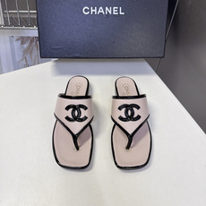 CHANEL香奈儿最新款双C方头夹脚人字拖 超多明星网红种草 鞋面立体刺绣双C标识 撞色包边设计 主体牛皮搭配亮黑漆皮轮 CHANEL香奈儿最新款双C方头夹脚人字拖 超多明星网红种草 鞋面立体刺绣双C标识 撞色包边设计 主体牛皮搭配亮黑漆皮轮