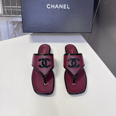 CHANEL香奈儿最新款双C方头夹脚人字拖 超多明星网红种草 鞋面立体刺绣双C标识 撞色包边设计 主体牛皮搭配亮黑漆皮轮 CHANEL香奈儿最新款双C方头夹脚人字拖 超多明星网红种草 鞋面立体刺绣双C标识 撞色包边设计 主体牛皮搭配亮黑漆皮轮