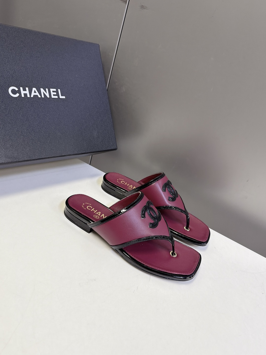 CHANEL香奈儿最新款双C方头夹脚人字拖 超多明星网红种草 鞋面立体刺绣双C标识 撞色包边设计 主体牛皮搭配亮黑漆皮轮 CHANEL香奈儿最新款双C方头夹脚人字拖 超多明星网红种草 鞋面立体刺绣双C标识 撞色包边设计 主体牛皮搭配亮黑漆皮轮