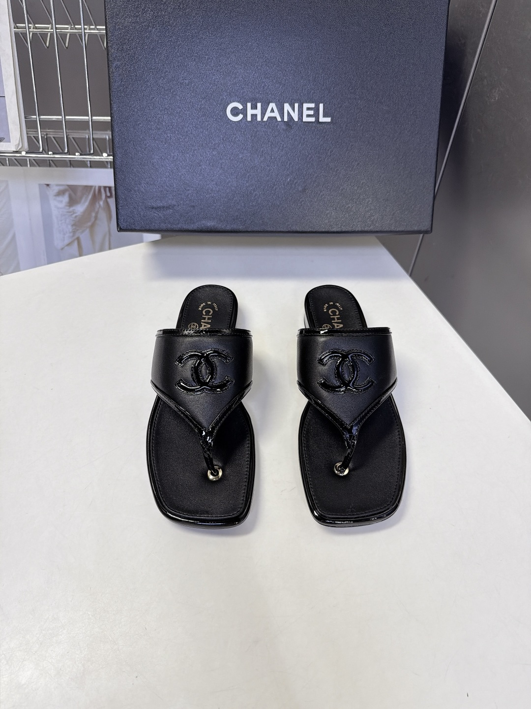CHANEL香奈儿最新款双C方头夹脚人字拖 超多明星网红种草 鞋面立体刺绣双C标识 撞色包边设计 主体牛皮搭配亮黑漆皮轮 CHANEL香奈儿最新款双C方头夹脚人字拖 超多明星网红种草 鞋面立体刺绣双C标识 撞色包边设计 主体牛皮搭配亮黑漆皮轮