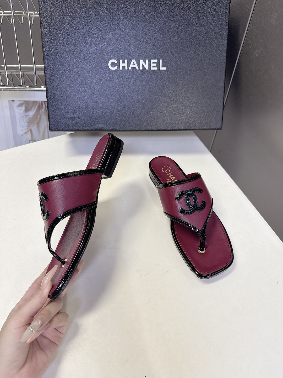 CHANEL香奈儿最新款双C方头夹脚人字拖 超多明星网红种草 鞋面立体刺绣双C标识 撞色包边设计 主体牛皮搭配亮黑漆皮轮 CHANEL香奈儿最新款双C方头夹脚人字拖 超多明星网红种草 鞋面立体刺绣双C标识 撞色包边设计 主体牛皮搭配亮黑漆皮轮
