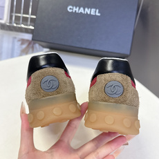 CHANEL香奈儿26s复古阿甘风厚底休闲运动鞋 超多明星网红种草 融合了复古运动风与香奈儿的法式精致感,属于“可盐可甜 CHANEL香奈儿26s复古阿甘风厚底休闲运动鞋 超多明星网红种草 融合了复古运动风与香奈儿的法式精致感,属于“可盐可甜