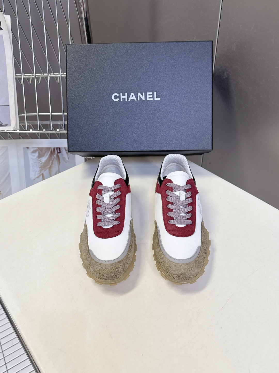 CHANEL香奈儿26s复古阿甘风厚底休闲运动鞋 超多明星网红种草 融合了复古运动风与香奈儿的法式精致感,属于“可盐可甜 CHANEL香奈儿26s复古阿甘风厚底休闲运动鞋 超多明星网红种草 融合了复古运动风与香奈儿的法式精致感,属于“可盐可甜
