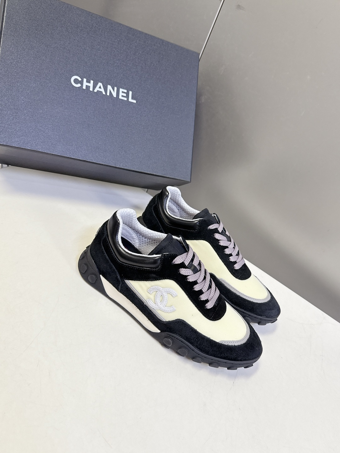 CHANEL香奈儿26s复古阿甘风厚底休闲运动鞋 超多明星网红种草 融合了复古运动风与香奈儿的法式精致感,属于“可盐可甜 CHANEL香奈儿26s复古阿甘风厚底休闲运动鞋 超多明星网红种草 融合了复古运动风与香奈儿的法式精致感,属于“可盐可甜