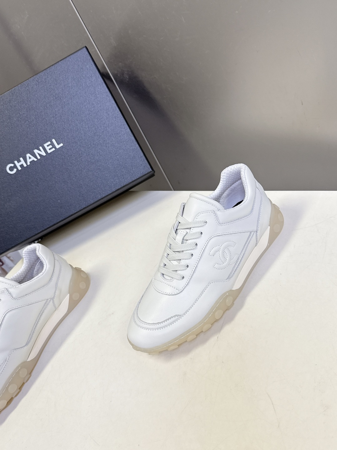 CHANEL香奈儿26s复古阿甘风厚底休闲运动鞋 超多明星网红种草 融合了复古运动风与香奈儿的法式精致感，属于“可盐可甜