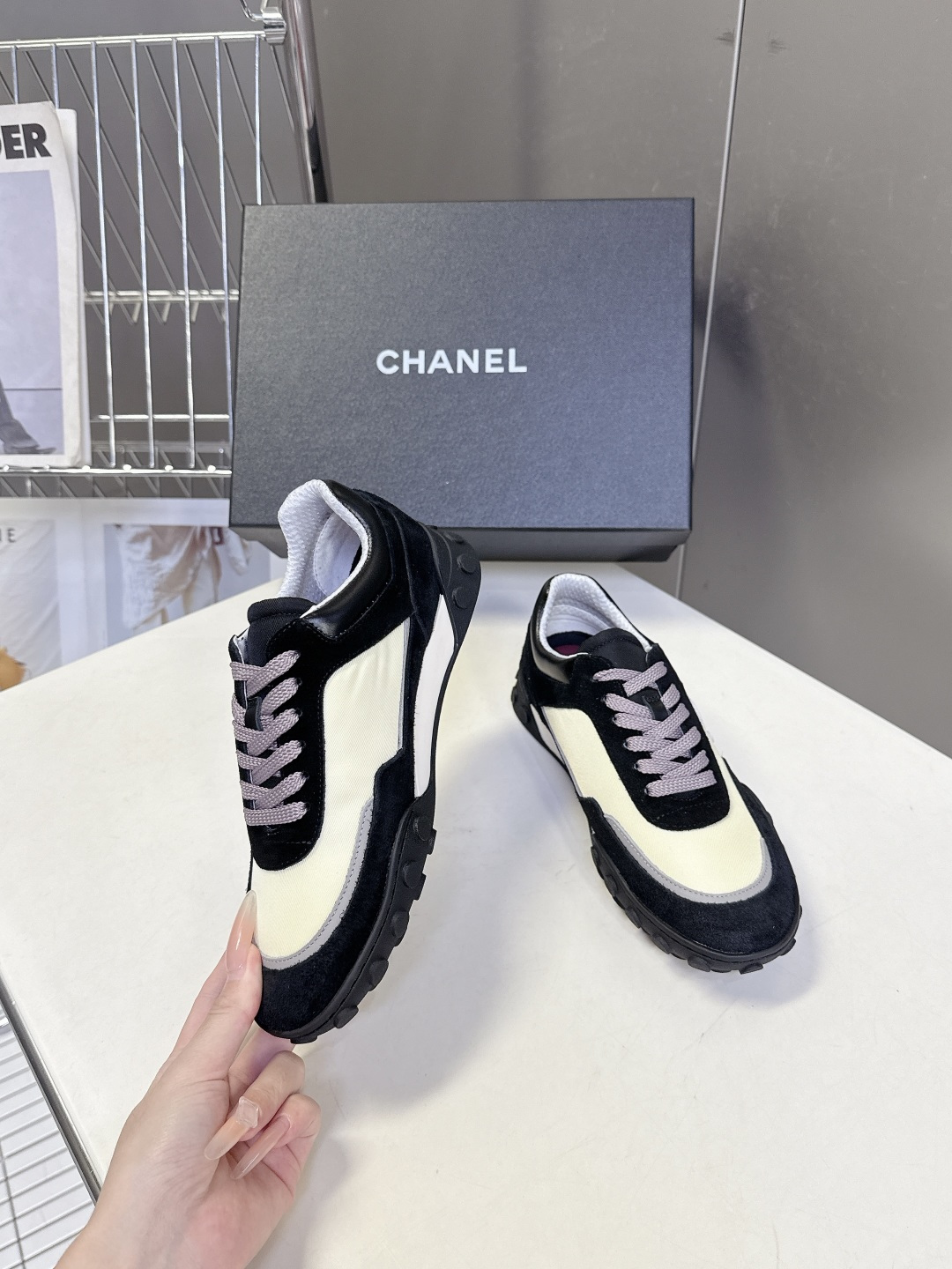 CHANEL香奈儿26s复古阿甘风厚底休闲运动鞋 超多明星网红种草 融合了复古运动风与香奈儿的法式精致感,属于“可盐可甜 CHANEL香奈儿26s复古阿甘风厚底休闲运动鞋 超多明星网红种草 融合了复古运动风与香奈儿的法式精致感,属于“可盐可甜