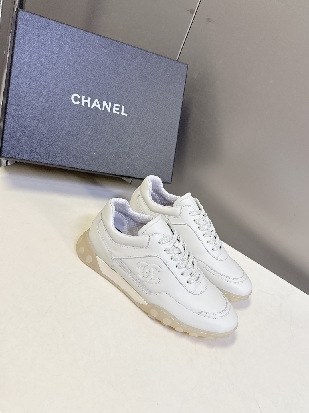 CHANEL香奈儿26s复古阿甘风厚底休闲运动鞋 超多明星网红种草 融合了复古运动风与香奈儿的法式精致感，属于“可盐可甜