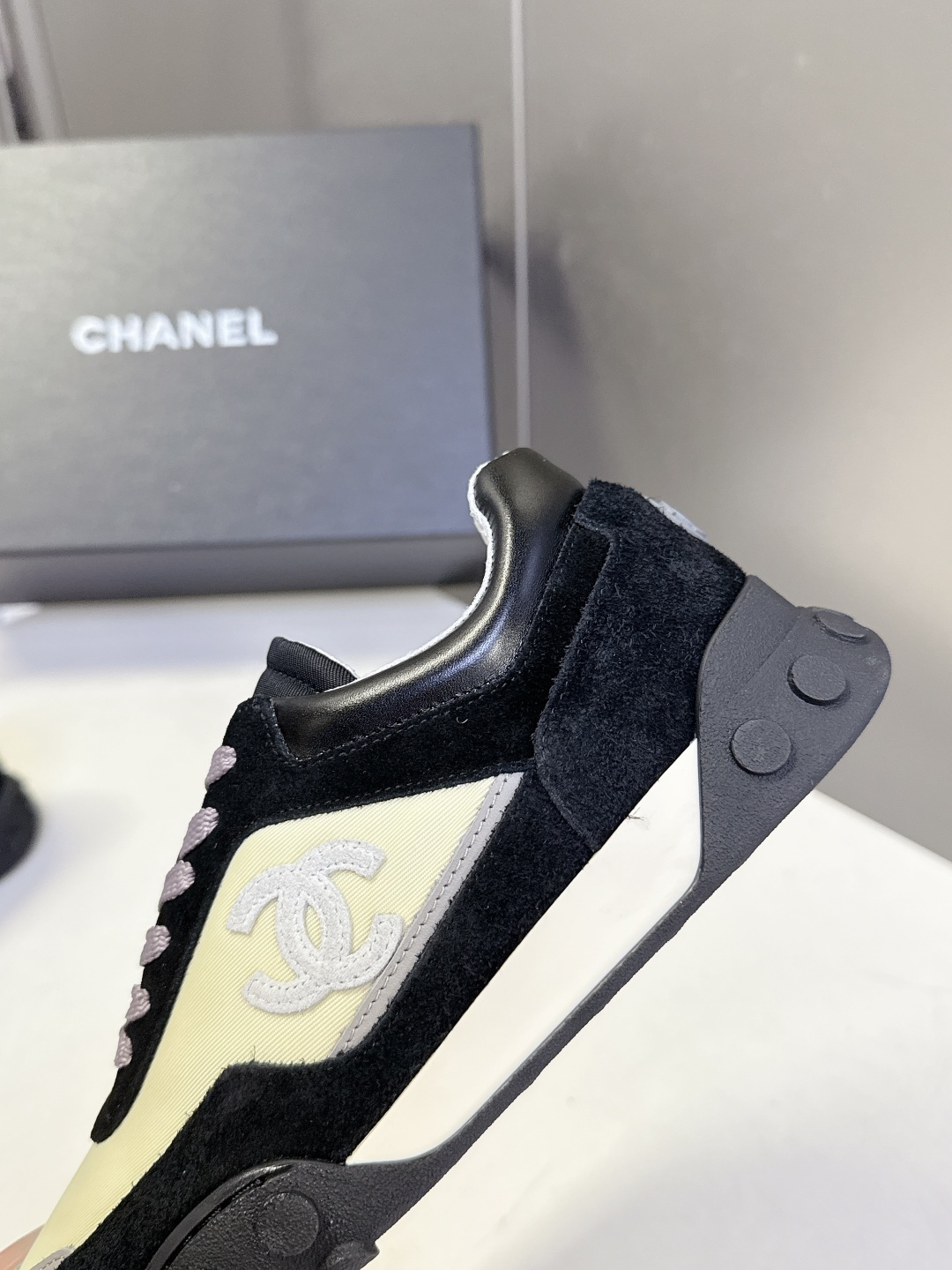 CHANEL香奈儿26s复古阿甘风厚底休闲运动鞋 超多明星网红种草 融合了复古运动风与香奈儿的法式精致感,属于“可盐可甜 CHANEL香奈儿26s复古阿甘风厚底休闲运动鞋 超多明星网红种草 融合了复古运动风与香奈儿的法式精致感,属于“可盐可甜