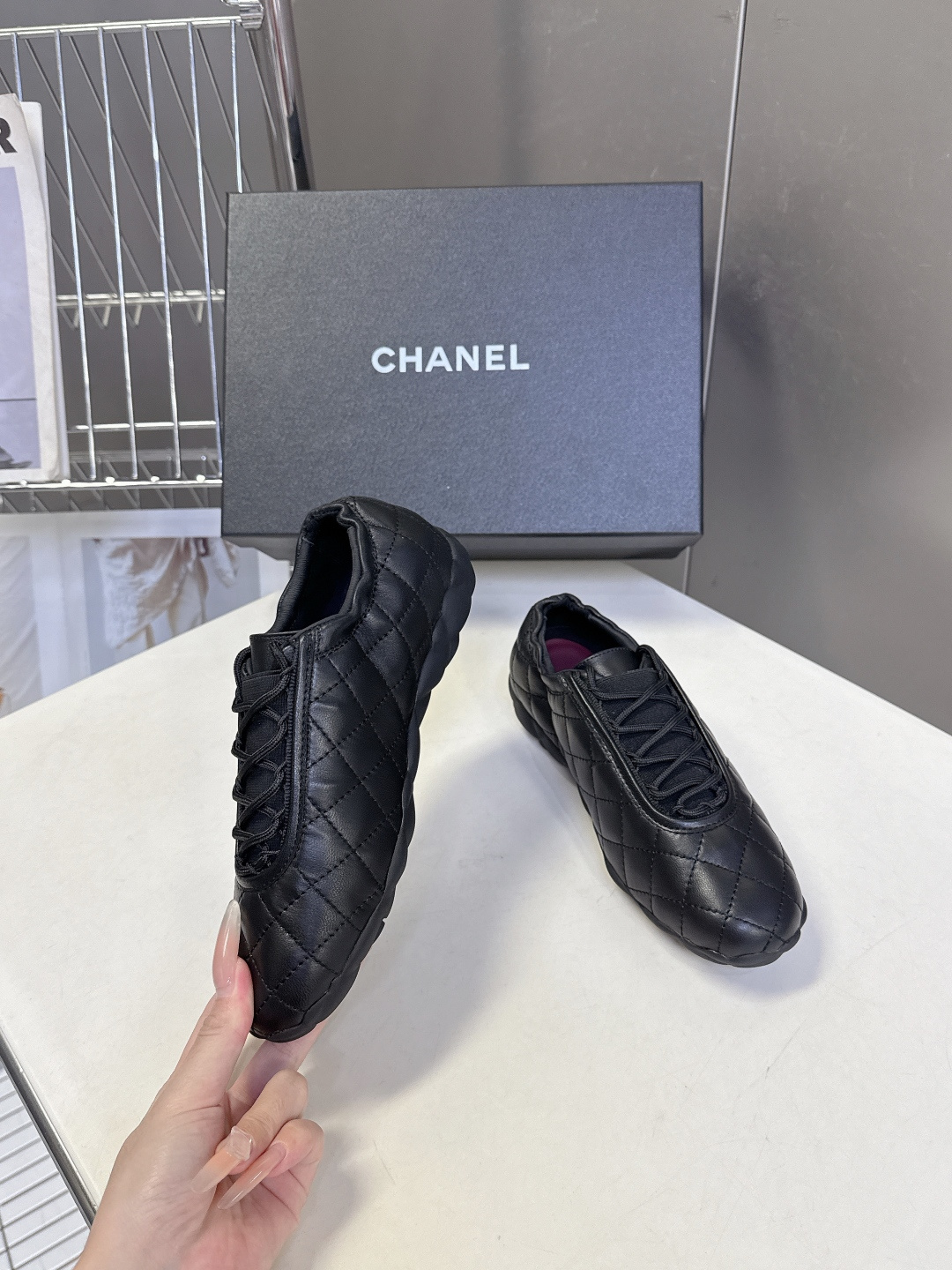 CHANEL香奈儿最新款菱格绗缝系带休闲运动鞋 超多明星网红种草 经典菱格衍缝工艺 鞋面侧面压印立体双C品牌标识 隐藏 CHANEL香奈儿最新款菱格绗缝系带休闲运动鞋 超多明星网红种草 经典菱格衍缝工艺 鞋面侧面压印立体双C品牌标识 隐藏