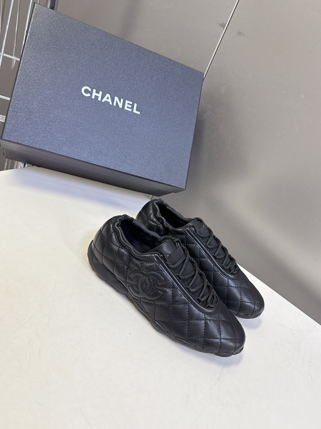 CHANEL香奈儿最新款菱格绗缝系带休闲运动鞋 超多明星网红种草 经典菱格衍缝工艺 鞋面侧面压印立体双C品牌标识 隐藏 CHANEL香奈儿最新款菱格绗缝系带休闲运动鞋 超多明星网红种草 经典菱格衍缝工艺 鞋面侧面压印立体双C品牌标识 隐藏