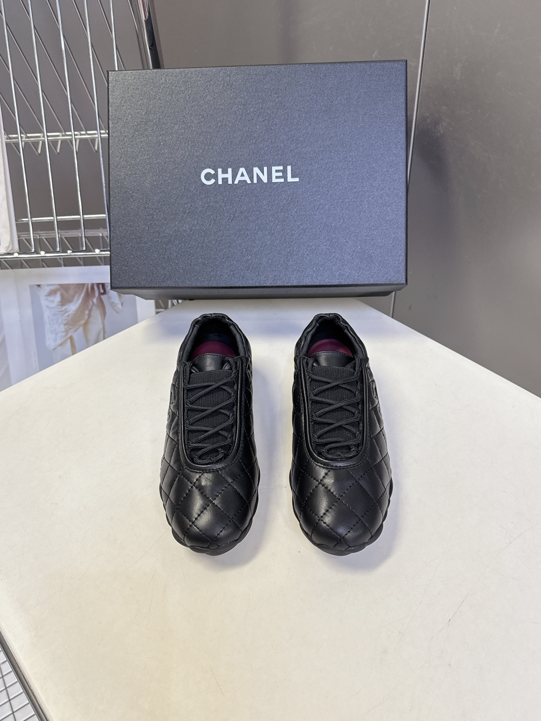 CHANEL香奈儿最新款菱格绗缝系带休闲运动鞋 超多明星网红种草 经典菱格衍缝工艺 鞋面侧面压印立体双C品牌标识 隐藏 CHANEL香奈儿最新款菱格绗缝系带休闲运动鞋 超多明星网红种草 经典菱格衍缝工艺 鞋面侧面压印立体双C品牌标识 隐藏