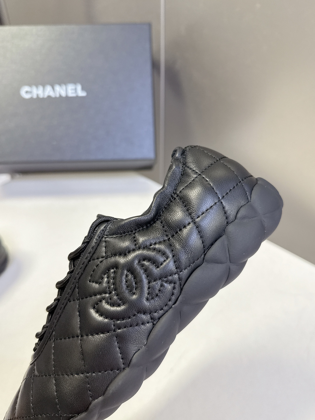 CHANEL香奈儿最新款菱格绗缝系带休闲运动鞋 超多明星网红种草 经典菱格衍缝工艺 鞋面侧面压印立体双C品牌标识 隐藏 CHANEL香奈儿最新款菱格绗缝系带休闲运动鞋 超多明星网红种草 经典菱格衍缝工艺 鞋面侧面压印立体双C品牌标识 隐藏