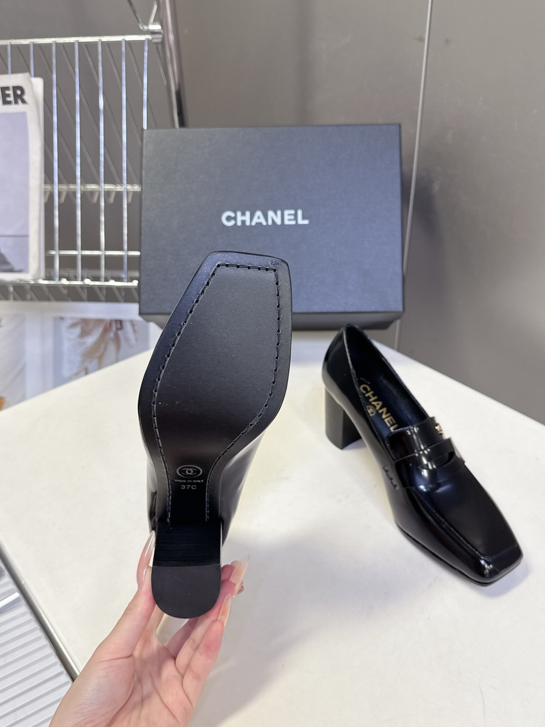 CHANEL香奈儿最新款方头粗跟乐福高跟鞋 超多明星网红种草 复古小方头 便士乐福经典鞋身结构 鞋面带标志性金属双C品 CHANEL香奈儿最新款方头粗跟乐福高跟鞋 超多明星网红种草 复古小方头 便士乐福经典鞋身结构 鞋面带标志性金属双C品