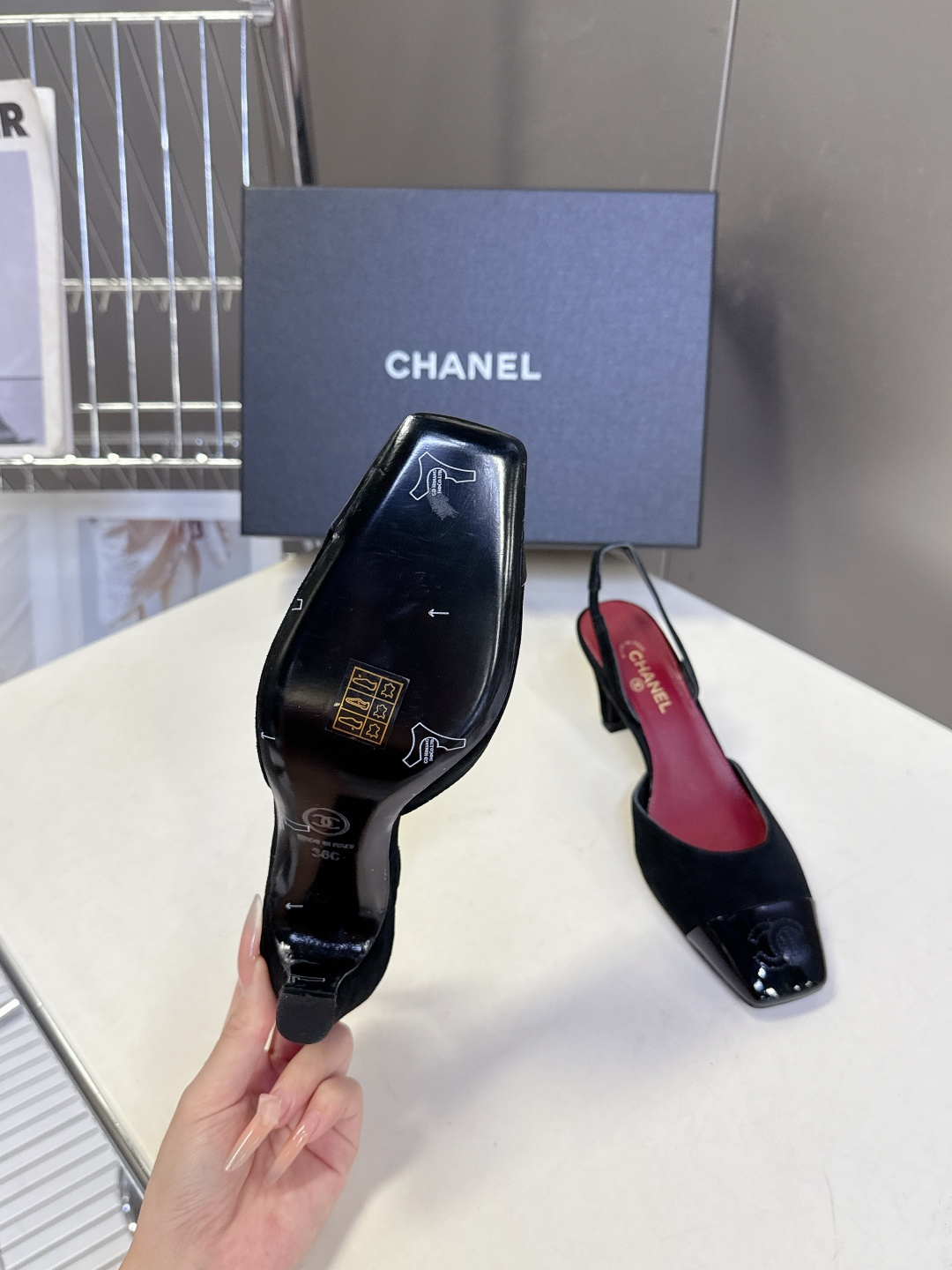 CHANEL香奈儿最新款拼色方头后空slingback高跟鞋  超多明星网红种草上脚自带精致贵气 品牌辨识度极高 经典s