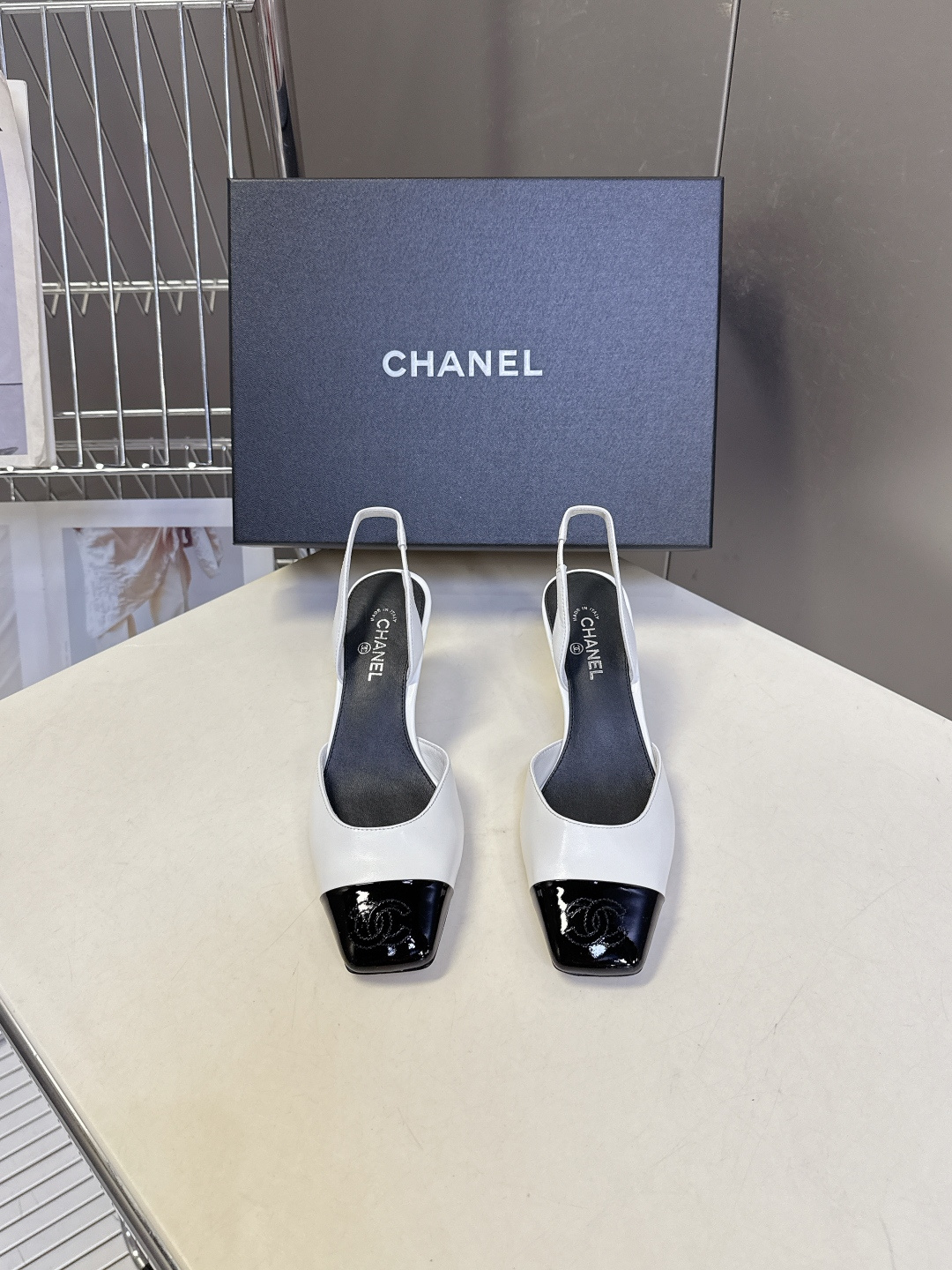CHANEL香奈儿最新款拼色方头后空slingback高跟鞋 超多明星网红种草上脚自带精致贵气 品牌辨识度极高 经典s CHANEL香奈儿最新款拼色方头后空slingback高跟鞋 超多明星网红种草上脚自带精致贵气 品牌辨识度极高 经典s
