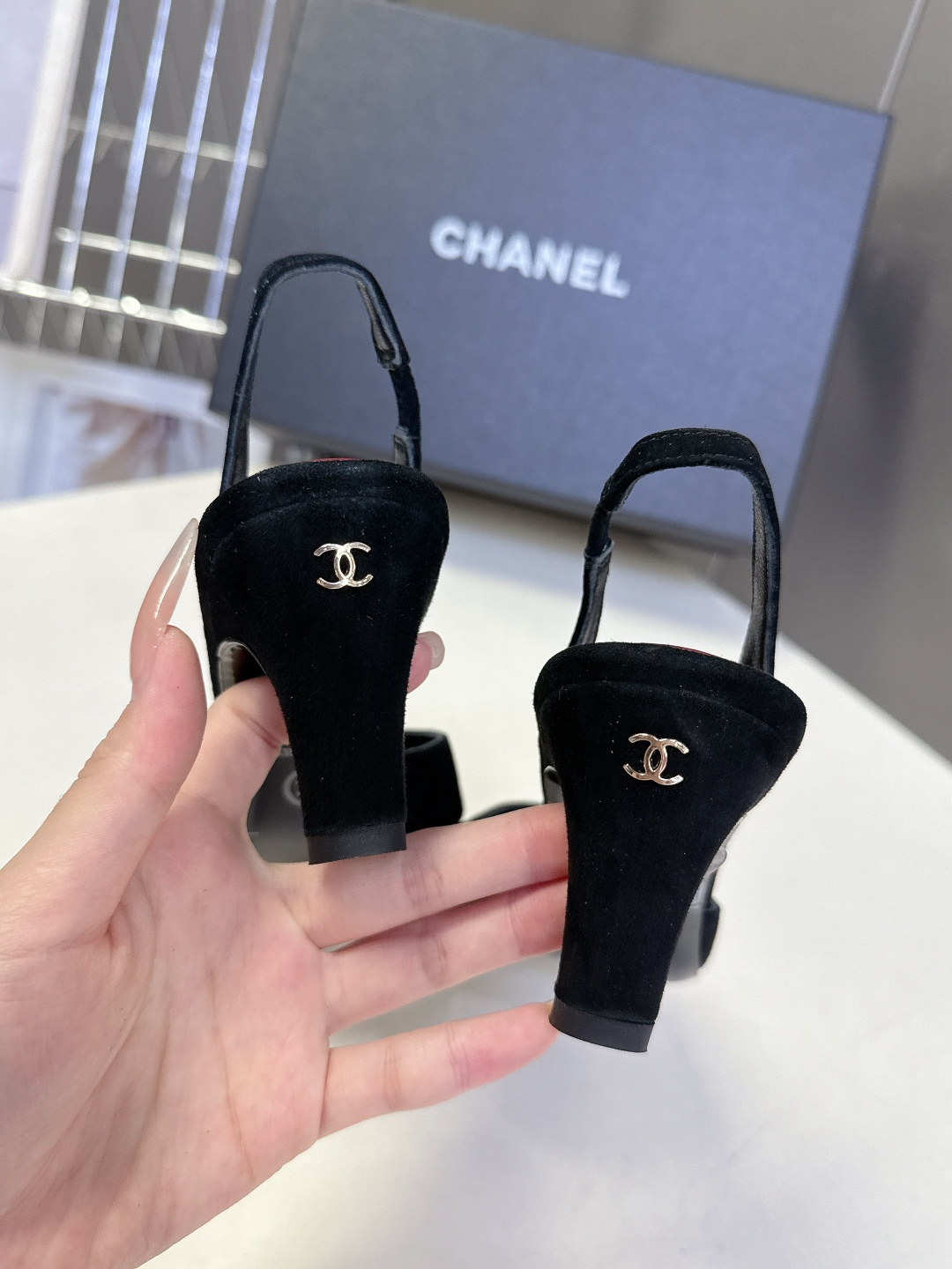 CHANEL香奈儿最新款拼色方头后空slingback高跟鞋  超多明星网红种草上脚自带精致贵气 品牌辨识度极高 经典s