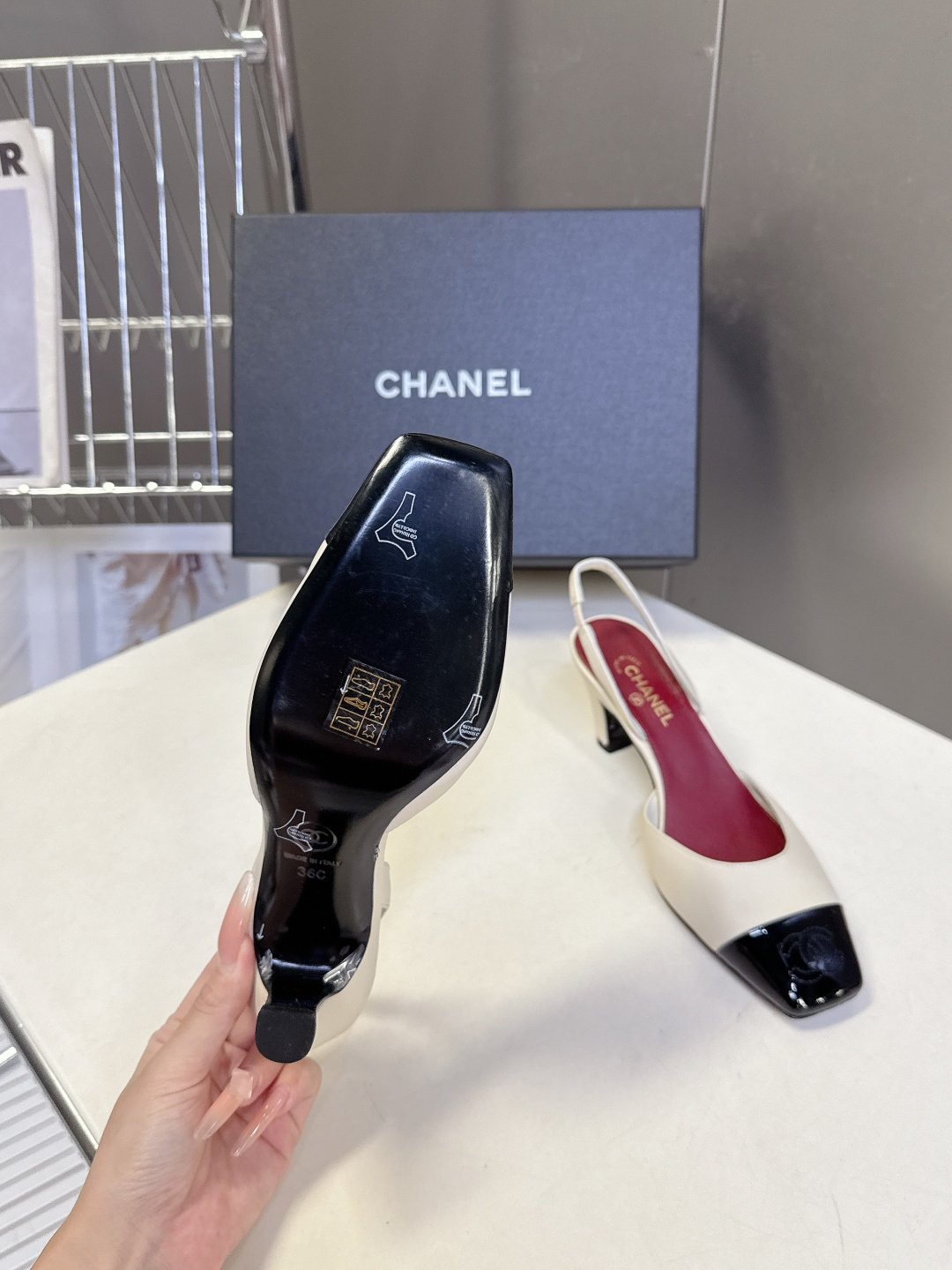CHANEL香奈儿最新款拼色方头后空slingback高跟鞋 超多明星网红种草上脚自带精致贵气 品牌辨识度极高 经典s CHANEL香奈儿最新款拼色方头后空slingback高跟鞋 超多明星网红种草上脚自带精致贵气 品牌辨识度极高 经典s