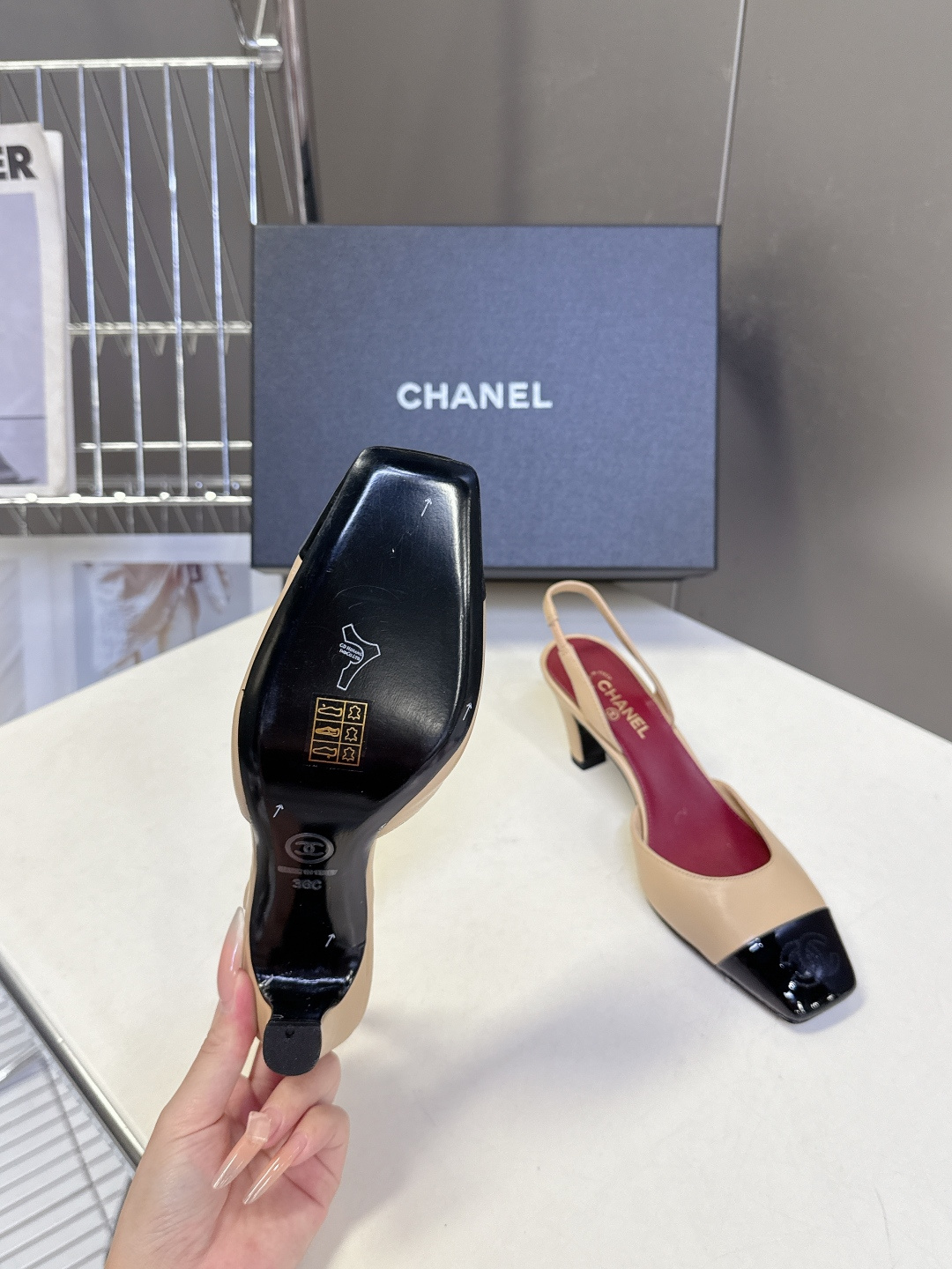 CHANEL香奈儿最新款拼色方头后空slingback高跟鞋 超多明星网红种草上脚自带精致贵气 品牌辨识度极高 经典s CHANEL香奈儿最新款拼色方头后空slingback高跟鞋 超多明星网红种草上脚自带精致贵气 品牌辨识度极高 经典s