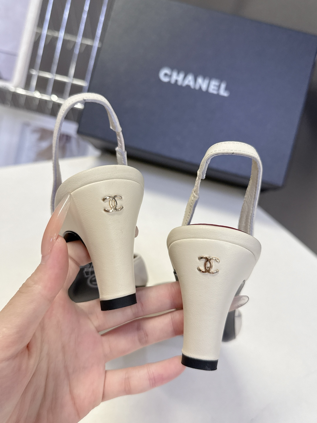 CHANEL香奈儿最新款拼色方头后空slingback高跟鞋 超多明星网红种草上脚自带精致贵气 品牌辨识度极高 经典s CHANEL香奈儿最新款拼色方头后空slingback高跟鞋 超多明星网红种草上脚自带精致贵气 品牌辨识度极高 经典s