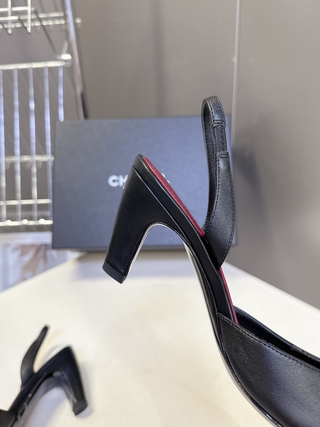 CHANEL香奈儿最新款拼色方头后空slingback高跟鞋 超多明星网红种草上脚自带精致贵气 品牌辨识度极高 经典s CHANEL香奈儿最新款拼色方头后空slingback高跟鞋 超多明星网红种草上脚自带精致贵气 品牌辨识度极高 经典s