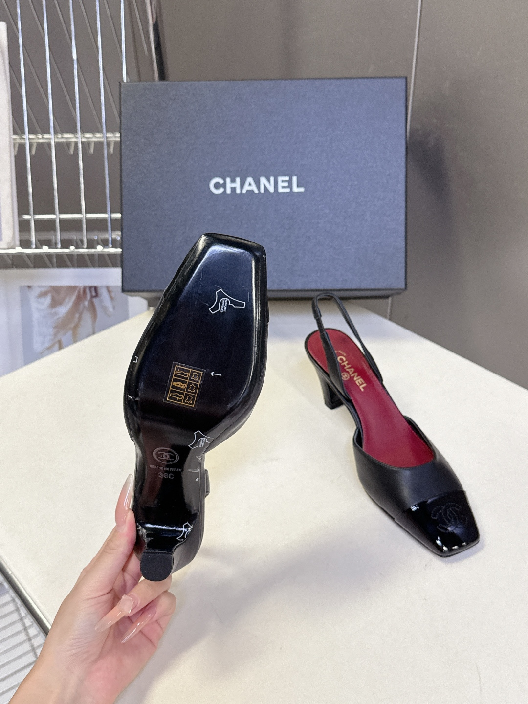 CHANEL香奈儿最新款拼色方头后空slingback高跟鞋 超多明星网红种草上脚自带精致贵气 品牌辨识度极高 经典s CHANEL香奈儿最新款拼色方头后空slingback高跟鞋 超多明星网红种草上脚自带精致贵气 品牌辨识度极高 经典s