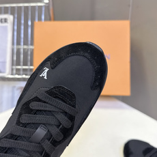 Louis Vuitton 路易威登最新款复古拼色慢跑运动鞋 超多明星网红种草 流线型低帮慢跑鞋版型 波浪形拼接裁片 Louis Vuitton 路易威登最新款复古拼色慢跑运动鞋 超多明星网红种草 流线型低帮慢跑鞋版型 波浪形拼接裁片