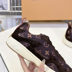 Louis Vuitton 路易威登最新款复古拼色慢跑运动鞋 超多明星网红种草 流线型低帮慢跑鞋版型 波浪形拼接裁片 Louis Vuitton 路易威登最新款复古拼色慢跑运动鞋 超多明星网红种草 流线型低帮慢跑鞋版型 波浪形拼接裁片