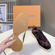 Louis Vuitton 路易威登最新款复古拼色慢跑运动鞋 超多明星网红种草 流线型低帮慢跑鞋版型 波浪形拼接裁片 Louis Vuitton 路易威登最新款复古拼色慢跑运动鞋 超多明星网红种草 流线型低帮慢跑鞋版型 波浪形拼接裁片
