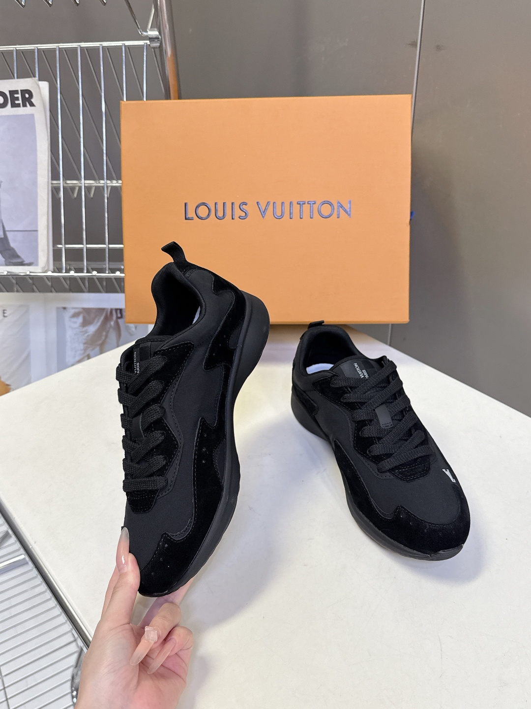 Louis Vuitton 路易威登最新款复古拼色慢跑运动鞋 超多明星网红种草 流线型低帮慢跑鞋版型 波浪形拼接裁片 Louis Vuitton 路易威登最新款复古拼色慢跑运动鞋 超多明星网红种草 流线型低帮慢跑鞋版型 波浪形拼接裁片