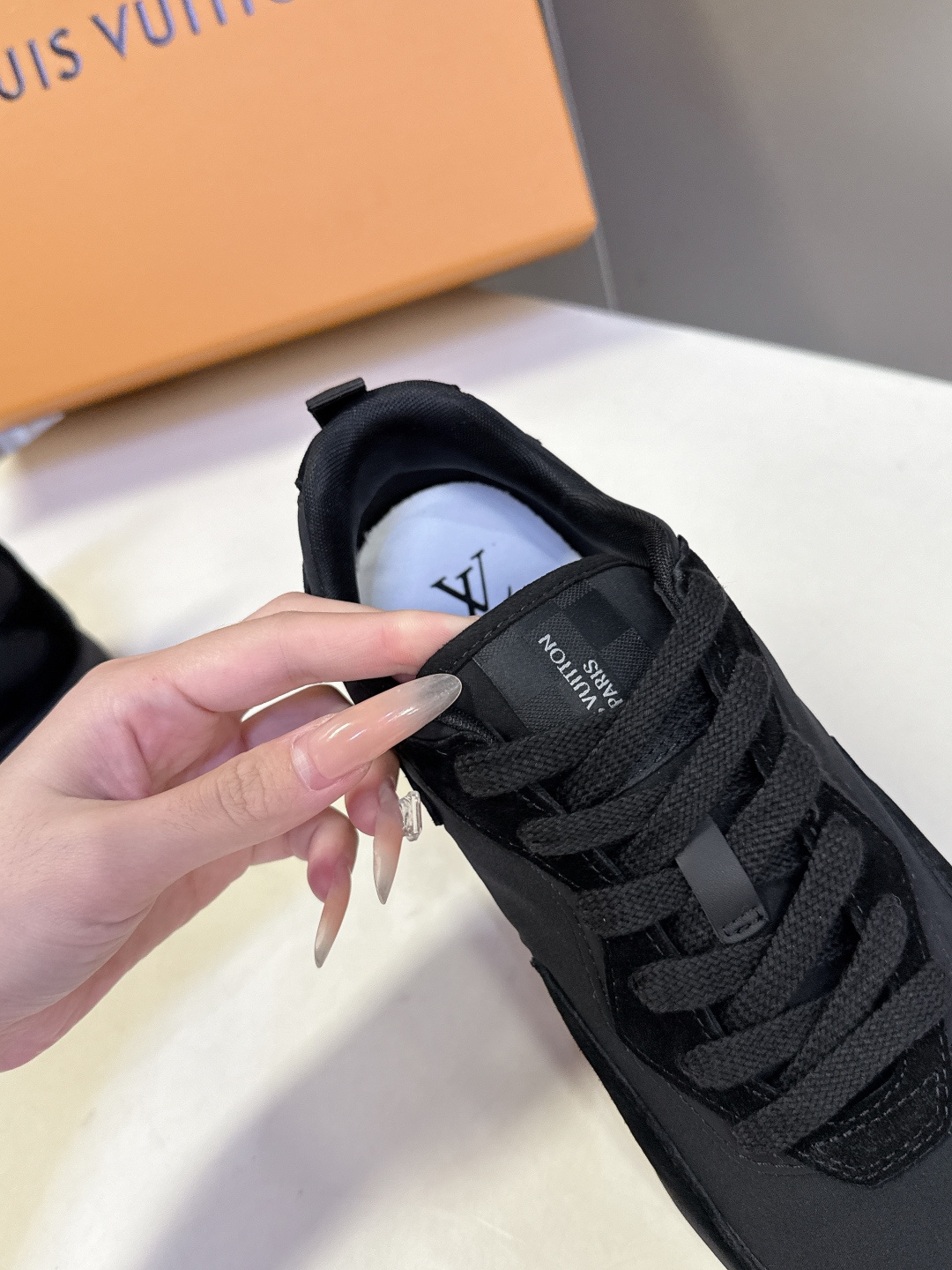 Louis Vuitton 路易威登最新款复古拼色慢跑运动鞋 超多明星网红种草 流线型低帮慢跑鞋版型 波浪形拼接裁片 Louis Vuitton 路易威登最新款复古拼色慢跑运动鞋 超多明星网红种草 流线型低帮慢跑鞋版型 波浪形拼接裁片