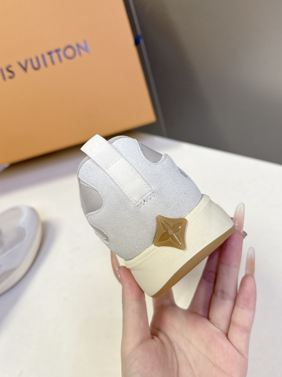 Louis Vuitton 路易威登最新款复古拼色慢跑运动鞋  超多明星网红种草 流线型低帮慢跑鞋版型 波浪形拼接裁片 