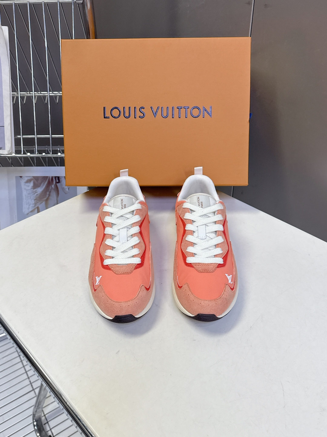 Louis Vuitton 路易威登最新款复古拼色慢跑运动鞋 超多明星网红种草 流线型低帮慢跑鞋版型 波浪形拼接裁片 Louis Vuitton 路易威登最新款复古拼色慢跑运动鞋 超多明星网红种草 流线型低帮慢跑鞋版型 波浪形拼接裁片