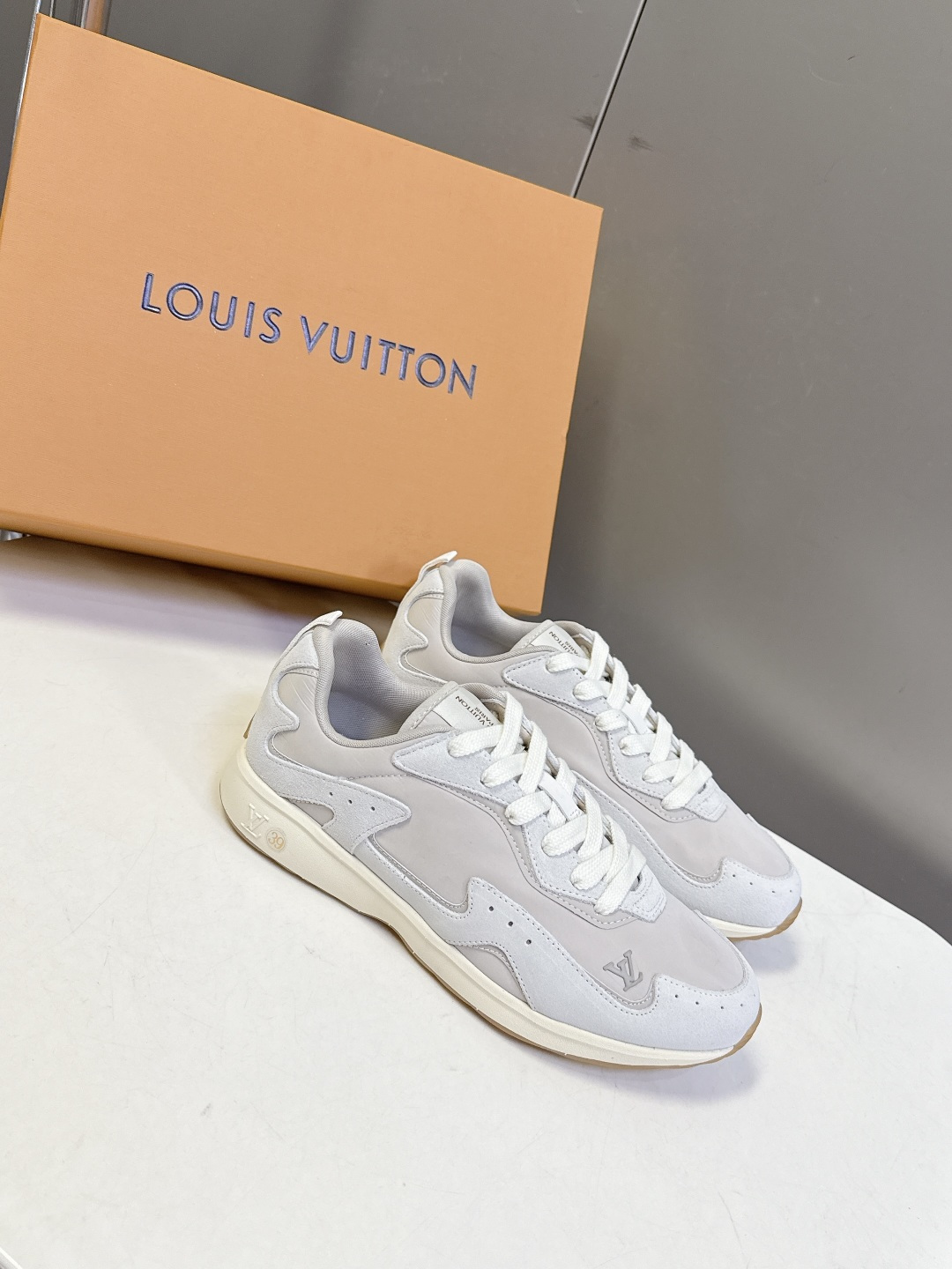 Louis Vuitton 路易威登最新款复古拼色慢跑运动鞋  超多明星网红种草 流线型低帮慢跑鞋版型 波浪形拼接裁片 