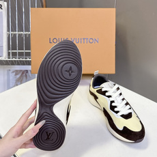 Louis Vuitton 路易威登最新款复古拼色慢跑运动鞋 超多明星网红种草 流线型低帮慢跑鞋版型 波浪形拼接裁片 Louis Vuitton 路易威登最新款复古拼色慢跑运动鞋 超多明星网红种草 流线型低帮慢跑鞋版型 波浪形拼接裁片