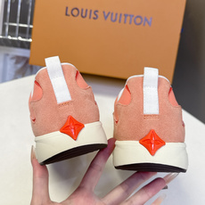 Louis Vuitton 路易威登最新款复古拼色慢跑运动鞋 超多明星网红种草 流线型低帮慢跑鞋版型 波浪形拼接裁片 Louis Vuitton 路易威登最新款复古拼色慢跑运动鞋 超多明星网红种草 流线型低帮慢跑鞋版型 波浪形拼接裁片