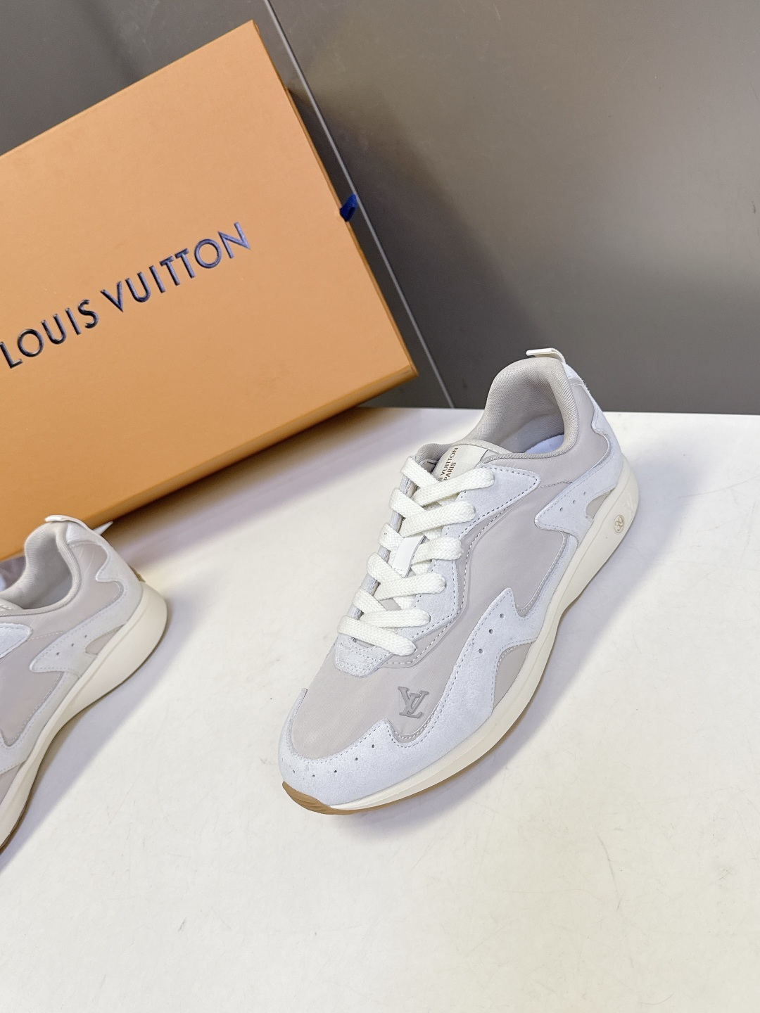 Louis Vuitton 路易威登最新款复古拼色慢跑运动鞋  超多明星网红种草 流线型低帮慢跑鞋版型 波浪形拼接裁片 