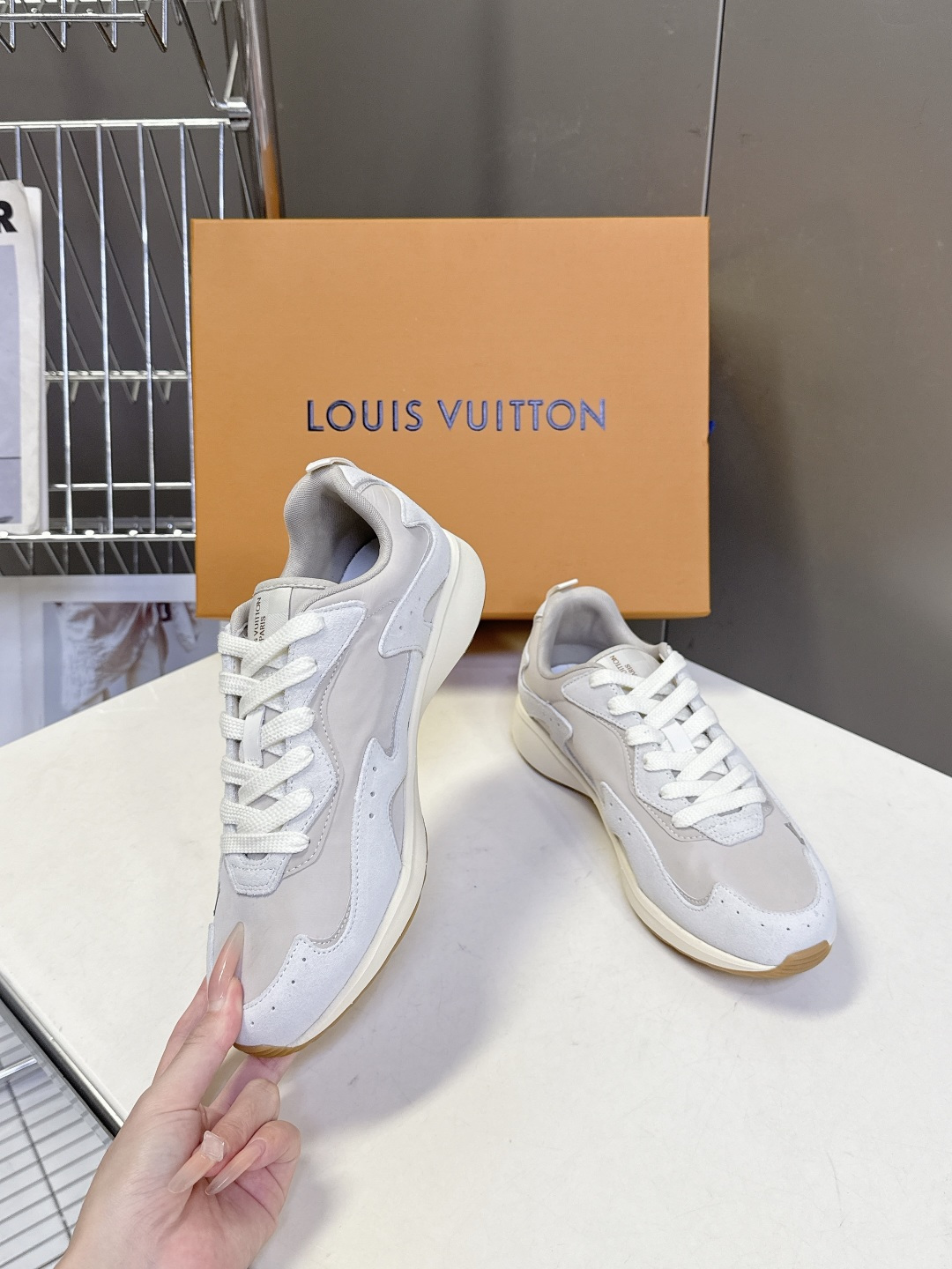 Louis Vuitton 路易威登最新款复古拼色慢跑运动鞋  超多明星网红种草 流线型低帮慢跑鞋版型 波浪形拼接裁片 