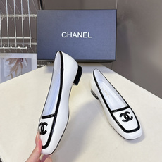 CHANEL香奈儿最新款方头双C乐福平底单鞋 超多明星网红种草 亮面漆皮包边区分鞋面层次 是香奈儿经典时装鞋设计语言 CHANEL香奈儿最新款方头双C乐福平底单鞋 超多明星网红种草 亮面漆皮包边区分鞋面层次 是香奈儿经典时装鞋设计语言