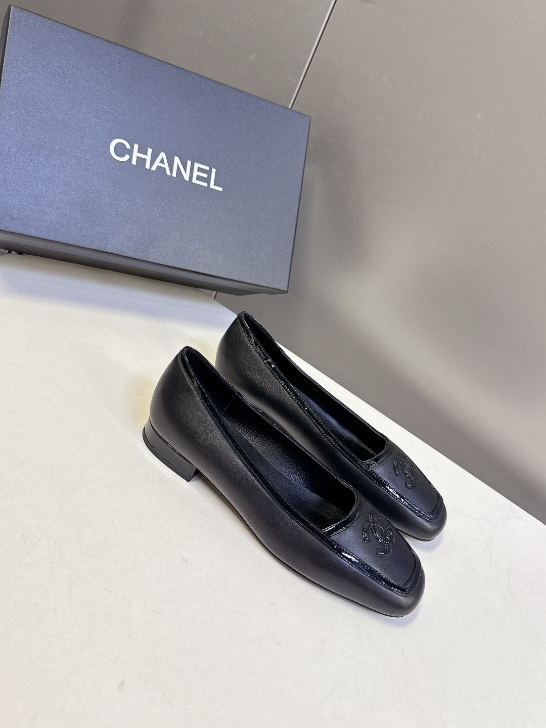 CHANEL香奈儿最新款方头双C乐福平底单鞋  超多明星网红种草 亮面漆皮包边区分鞋面层次 是香奈儿经典时装鞋设计语言 
