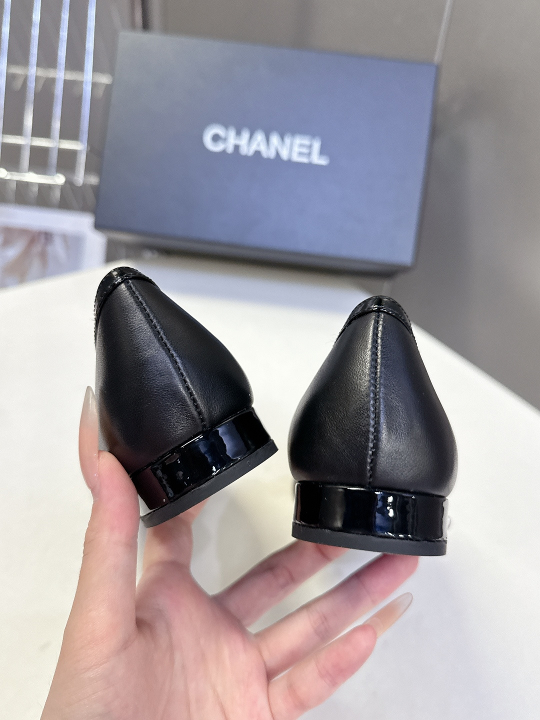 CHANEL香奈儿最新款方头双C乐福平底单鞋  超多明星网红种草 亮面漆皮包边区分鞋面层次 是香奈儿经典时装鞋设计语言 