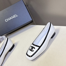 CHANEL香奈儿最新款方头双C乐福平底单鞋 超多明星网红种草 亮面漆皮包边区分鞋面层次 是香奈儿经典时装鞋设计语言 CHANEL香奈儿最新款方头双C乐福平底单鞋 超多明星网红种草 亮面漆皮包边区分鞋面层次 是香奈儿经典时装鞋设计语言