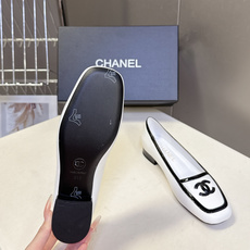 CHANEL香奈儿最新款方头双C乐福平底单鞋 超多明星网红种草 亮面漆皮包边区分鞋面层次 是香奈儿经典时装鞋设计语言 CHANEL香奈儿最新款方头双C乐福平底单鞋 超多明星网红种草 亮面漆皮包边区分鞋面层次 是香奈儿经典时装鞋设计语言