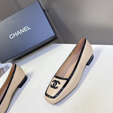CHANEL香奈儿最新款方头双C乐福平底单鞋 超多明星网红种草 亮面漆皮包边区分鞋面层次 是香奈儿经典时装鞋设计语言 CHANEL香奈儿最新款方头双C乐福平底单鞋 超多明星网红种草 亮面漆皮包边区分鞋面层次 是香奈儿经典时装鞋设计语言
