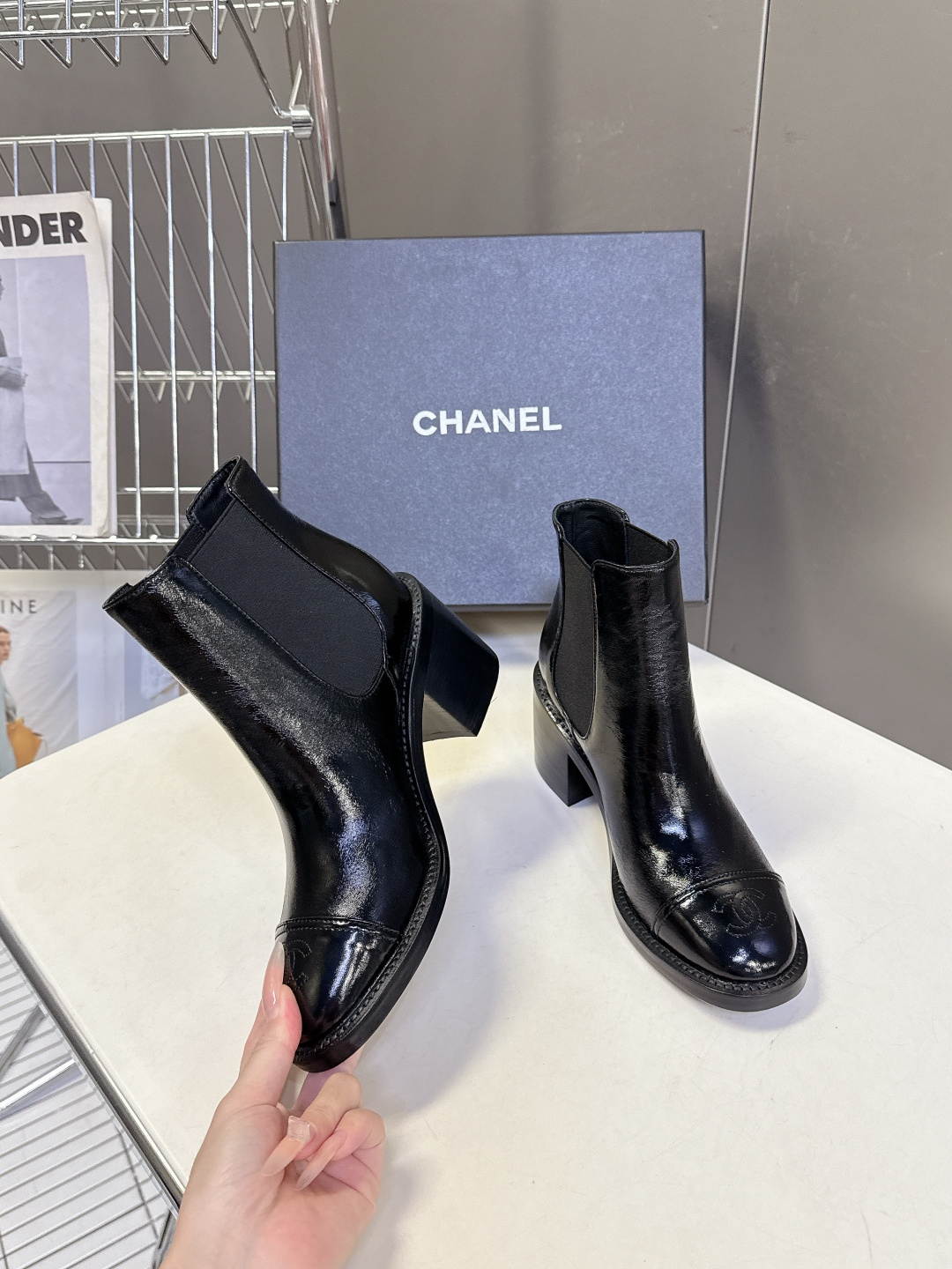 CHANEL香奈儿最新款褶皱皮切尔西短靴 超多明星网红种草 油蜡褶皱皮材质天然不规则纹理 越穿越有复古质感 自带vint CHANEL香奈儿最新款褶皱皮切尔西短靴 超多明星网红种草 油蜡褶皱皮材质天然不规则纹理 越穿越有复古质感 自带vint