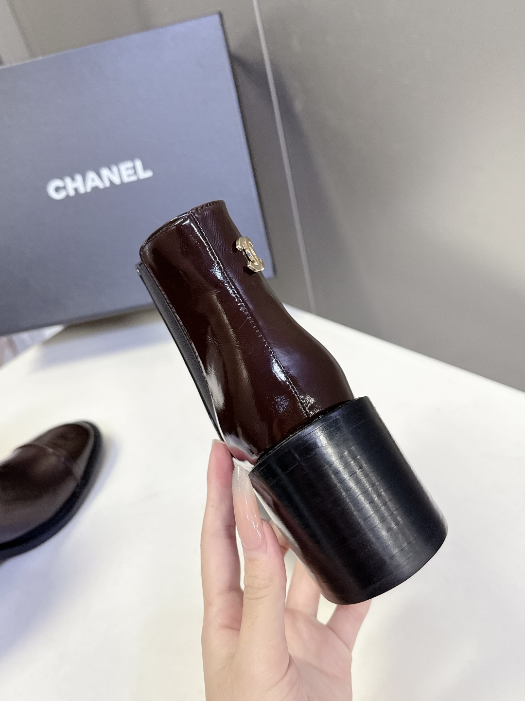 CHANEL香奈儿最新款褶皱皮切尔西短靴 超多明星网红种草 油蜡褶皱皮材质天然不规则纹理 越穿越有复古质感 自带vint CHANEL香奈儿最新款褶皱皮切尔西短靴 超多明星网红种草 油蜡褶皱皮材质天然不规则纹理 越穿越有复古质感 自带vint